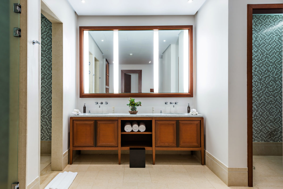 picture of large bathroom mirror