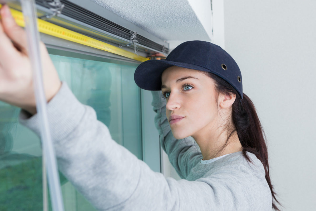 picture of worker measuring a window