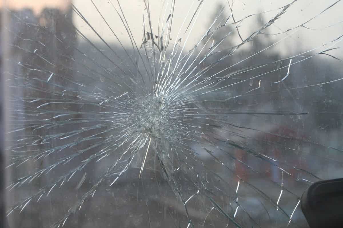 Glass that needs emergency Repair